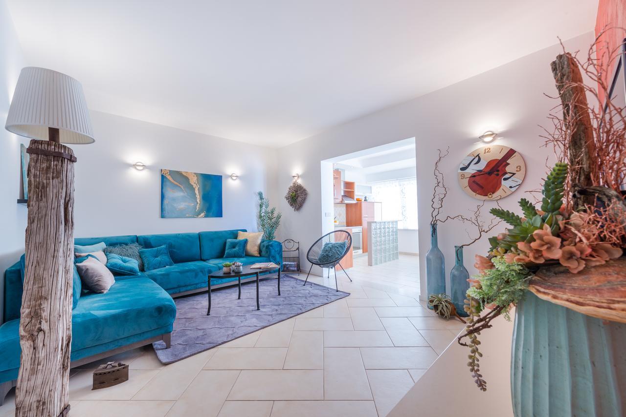 Tara Apartman *
