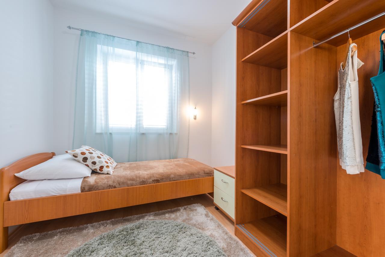 Tara Apartman *